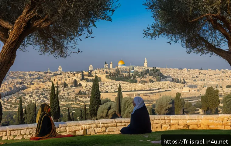 이스라엘의 기독교 순례지 - A serene early morning scene atop the Mount of Olives overlooking Jerusalem&rsquo;s old city, bathed in so...