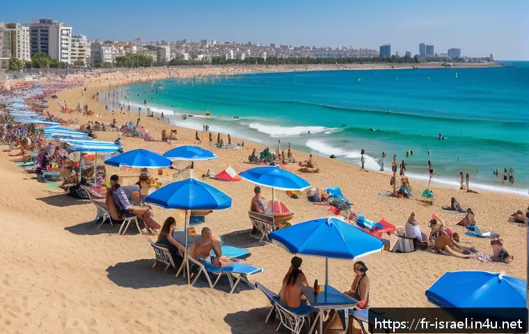 이스라엘 해변 추천  텔아비브 해변 - A lively urban beach scene at Gordon Beach, Tel Aviv, during a sunny day with fine golden sand and a...